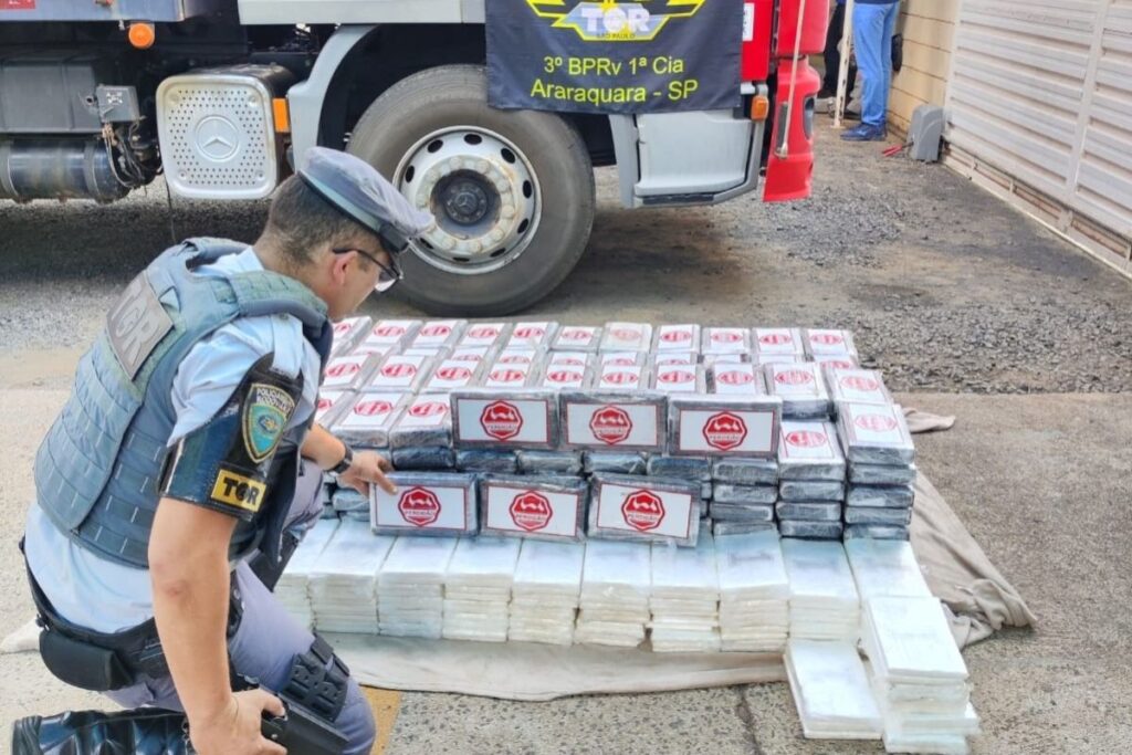 droga-avaliada-em-r$-6-milhoes-e-apreendida-em-fundo-falso-de-caminhao