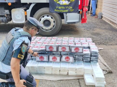 droga-avaliada-em-r$-6-milhoes-e-apreendida-em-fundo-falso-de-caminhao