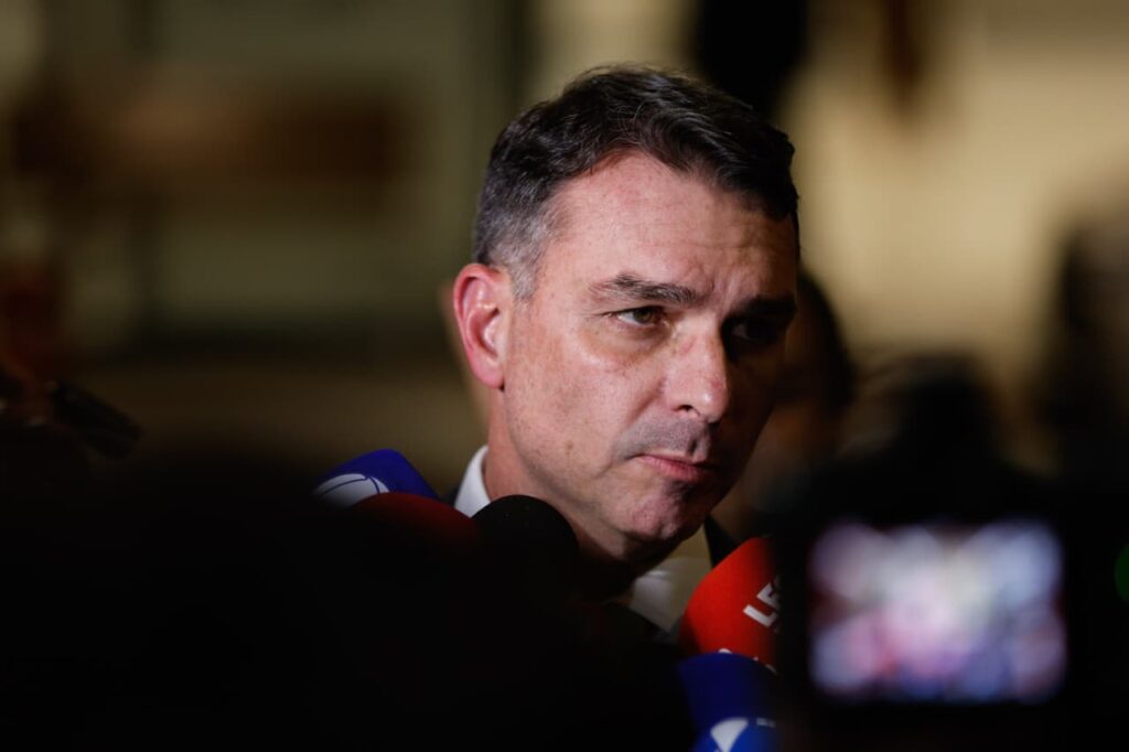flavio-bolsonaro-insinua-que-moraes-e-“terrorista”-e-pede-tregua