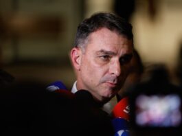 flavio-bolsonaro-insinua-que-moraes-e-“terrorista”-e-pede-tregua