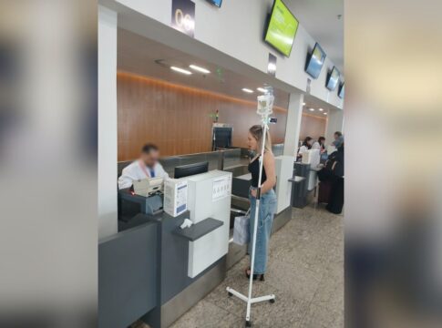 influencer-diz-que-perdeu-voo-por-ser-impedida-de-embarcar-com-soro