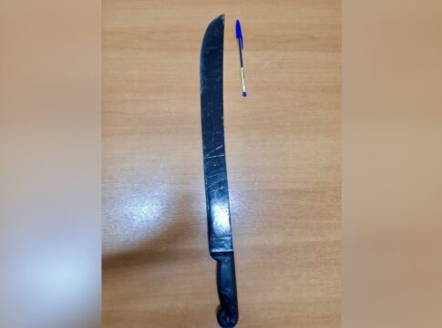 suspeito-de-estuprar-esposa-ataca-policiais-com-facao-e-e-preso