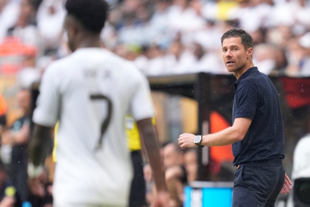 xabi-alonso-diz-que-vini-jr.-nao-deve-“se-ofender”-por-ser-reserva