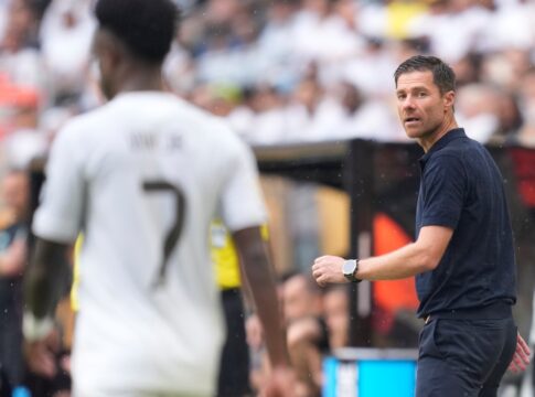 xabi-alonso-diz-que-vini-jr.-nao-deve-“se-ofender”-por-ser-reserva