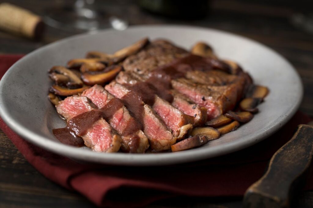 saia-do-basico:-aprenda-receita-de-bife-ao-molho-de-vinho-e-cogumelos