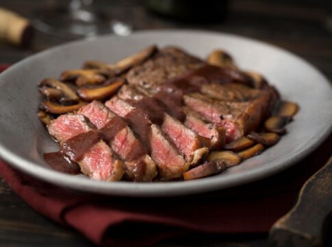 saia-do-basico:-aprenda-receita-de-bife-ao-molho-de-vinho-e-cogumelos