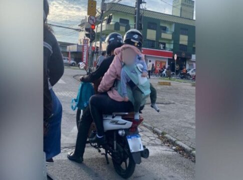 flagrante:-garupa-de-motocicleta-faz-bebe-de-mochila-em-sc
