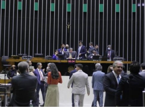 centrao-faz-manobra-e-aprova-voto-secreto-na-pec-da-blindagem