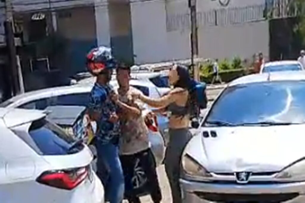 barraco-em-aguas-claras-entre-mulher-e-motoboy-tem-tapa-na-cara:-“piranha”