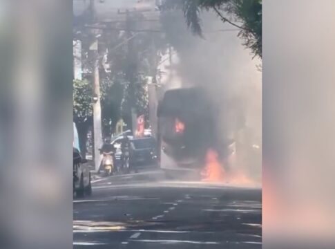 video:-onibus-e-destruido-por-chamas-em-sao-paulo-apos-pane-eletrica