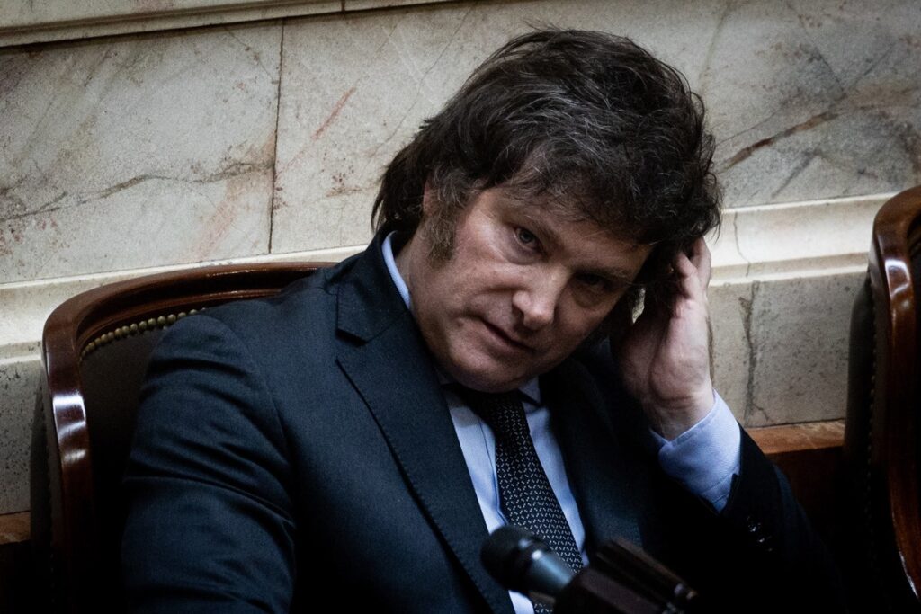 argentina:-milei-faz-1a-intervencao-cambial-para-conter-valor-do-dolar