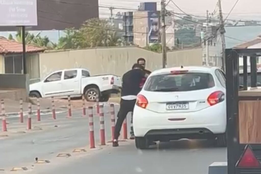 video:-motorista-leva-socos-com-crianca-de-2-anos-dentro-do-carro