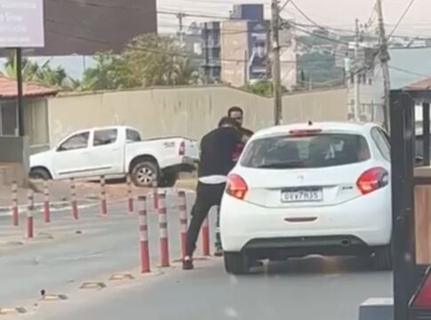 video:-motorista-leva-socos-com-crianca-de-2-anos-dentro-do-carro