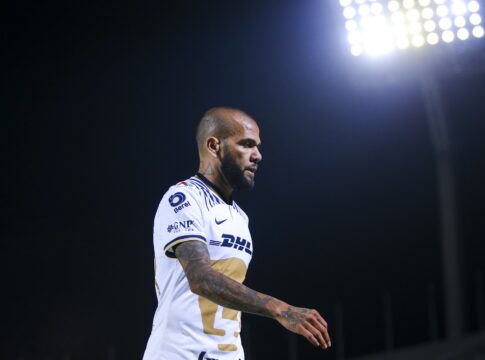 daniel-alves-e-condenado-pelo-tas-a-indenizar-o-pumas;-entenda