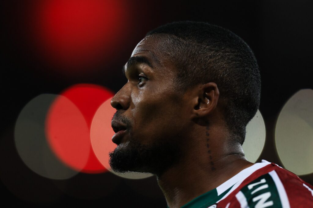 dentro-e-fora-de-campo,-douglas-costa-coleciona-polemicas;-relembre