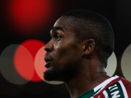 dentro-e-fora-de-campo,-douglas-costa-coleciona-polemicas;-relembre