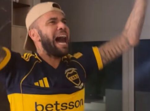 daniel-alves-surge-em-video-simulando-apresentacao-no-boca-jrs.-veja