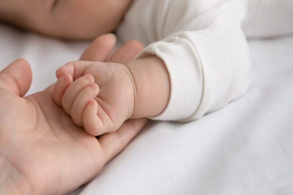 bebe-desaparece-por-2h-apos-ser-entregue-ao-avo-errado-em-creche
