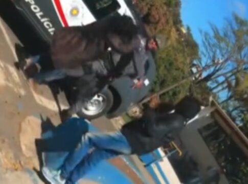video:-pm-agride-mulher-com-tapa-no-rosto-em-frente-a-upa-no-interior