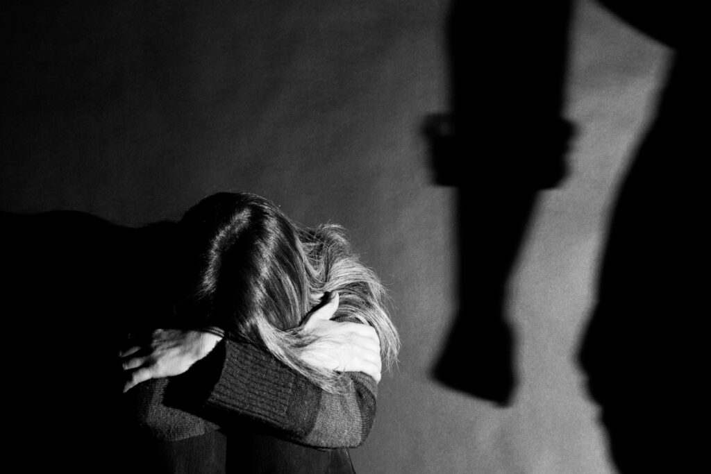 df:-mulher-e-empurrada-por-homem-de-escada-e-bate-a-cabeca-na-parede