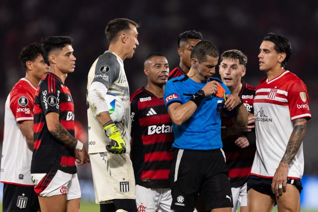 torcedores-do-flamengo-detonam-arbitragem-nas-redes-sociais.-confira