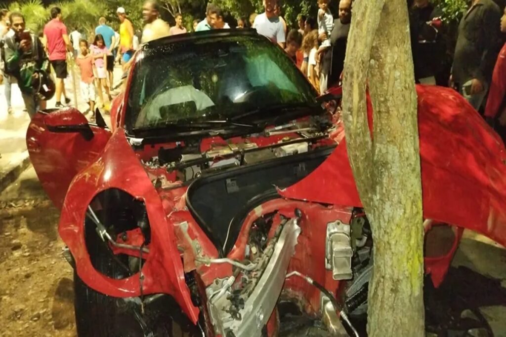 motorista-destroi-porsche-de-r$-500-mil-ao-atingir-arvore-em-alagoas