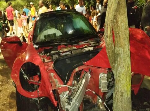 motorista-destroi-porsche-de-r$-500-mil-ao-atingir-arvore-em-alagoas