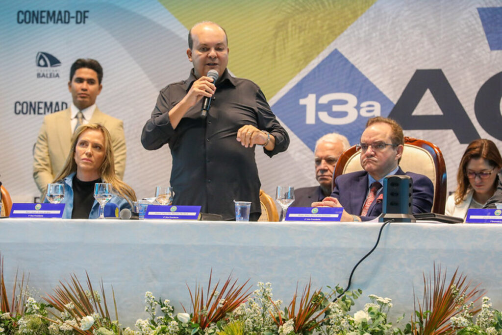 ibaneis-pede-oracoes-para-bolsonaro-em-convencao-da-assembleia-de-deus