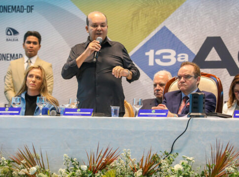 ibaneis-pede-oracoes-para-bolsonaro-em-convencao-da-assembleia-de-deus