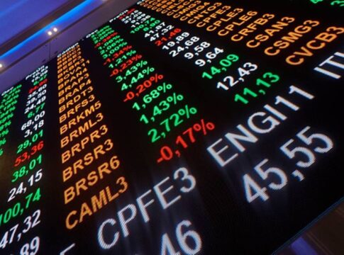 bolsa-bate-o-7o-recorde-desde-julho.-dolar-mantem-se-estavel-a-r$-5,32