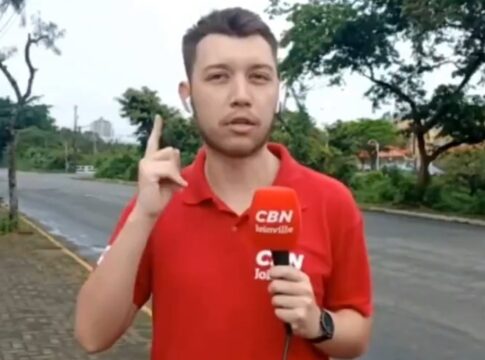 reporter-emociona-ao-usar-libras-em-entrada-ao-vivo-de-jornal-de-sc