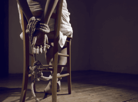 homem-estupra,-tortura-e-mantem-namorada-em-carcere-por-3-dias