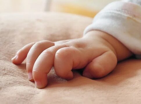 bebe-de-3-meses-e-internado-com-lesao-cerebral-apos-agressoes-dos-pais