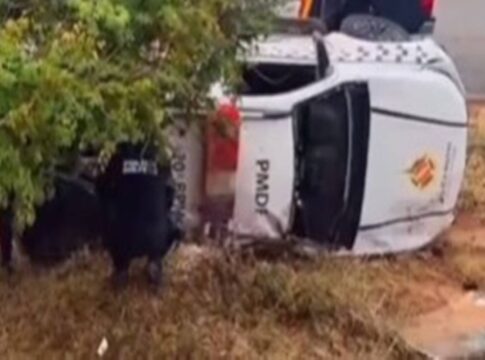 pm-fica-ferido-ao-capotar-viatura-e-cair-em-vala-no-df.-veja-imagens