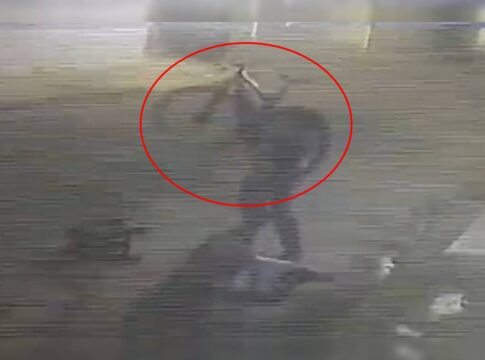 video:-homem-ataca-rival-a-pauladas-e-“bicicletada”-em-confusao-brutal
