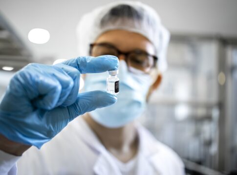 comite-dos-eua-restringe-vacinas-contra-covid-e-outras.-medicos-reagem