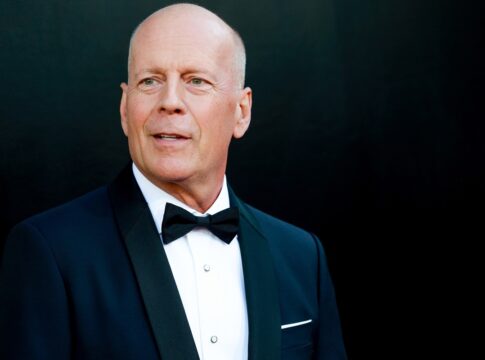 bruce-willis-aparece-em-foto-ao-lado-das-filhas;-confira