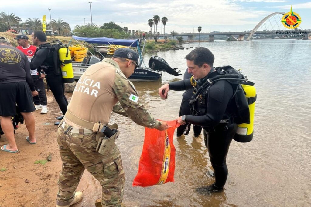policia-militar-do-df-retira-250-kg-de-lixo-do-lago-paranoa