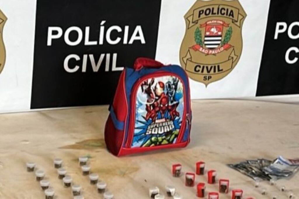 policia-flagra-maconha,-coca-e-crack-em-mochilinha-do-homem-aranha