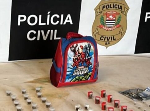 policia-flagra-maconha,-coca-e-crack-em-mochilinha-do-homem-aranha