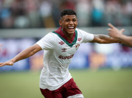 em-jogo-com-duas-expulsoes,-fluminense-vence-vitoria-fora-de-casa