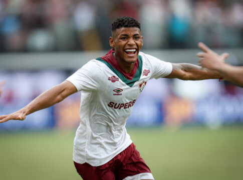 em-jogo-com-duas-expulsoes,-fluminense-vence-vitoria-fora-de-casa