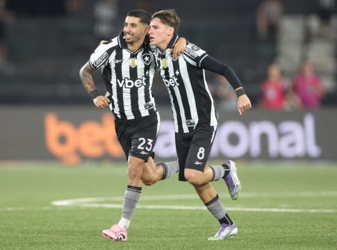 com-um-a-menos,-botafogo-vence-o-atletico-mg-por-1-x-0-no-brasileirao