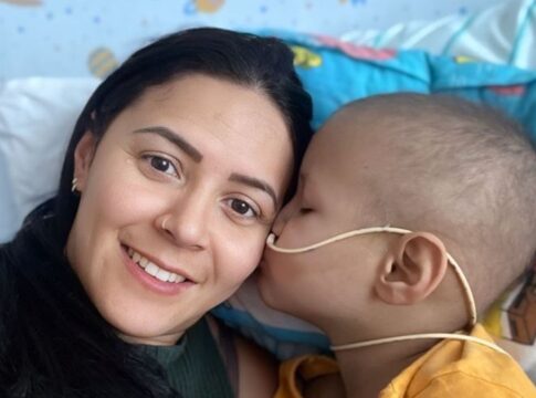“tinha-algo-errado”,-diz-mae-apos-filho-ter-tumor-confundido-com-gripe