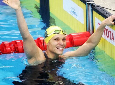 carol-santiago-e-tricampea-mundial-dos-100m-costas-em-singapura