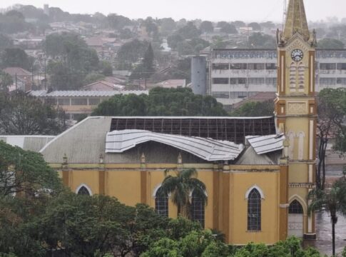 frente-fria-causa-tempestades-e-vento-arranca-telhado-de-igreja-em-sp