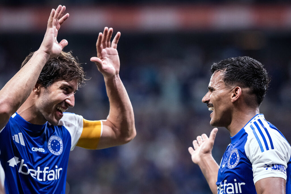 cruzeiro-vira-sobre-bragantino-e-chega-a-vice-lideranca-do-brasileirao