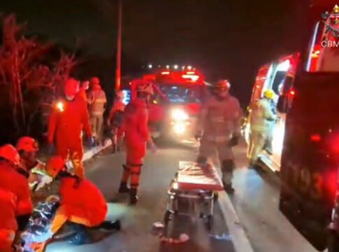 df:-mulher-morre-e-2-criancas-ficam-feridas-apos-carro-bater-em-poste