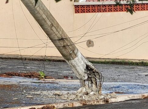motociclista-fica-ferido-apos-bater-em-poste-caido-em-aguas-claras