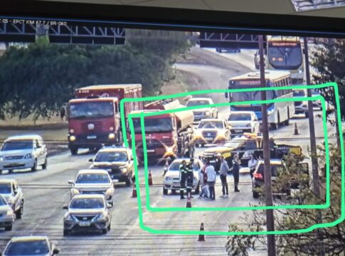 df-001:-faixa-reversa-e-temporariamente-interditada-apos-atropelamento